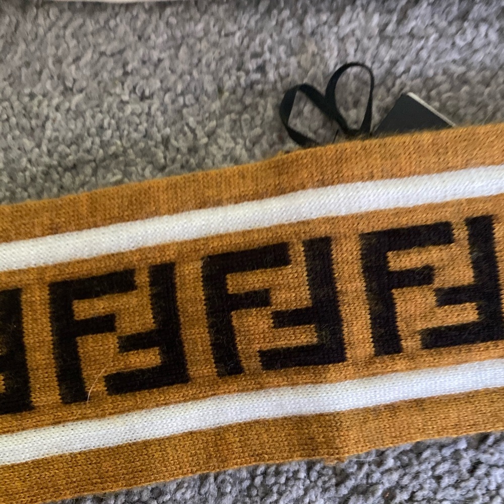 💰SOLD💰 Fendi wool headband - Picture 3 of 8